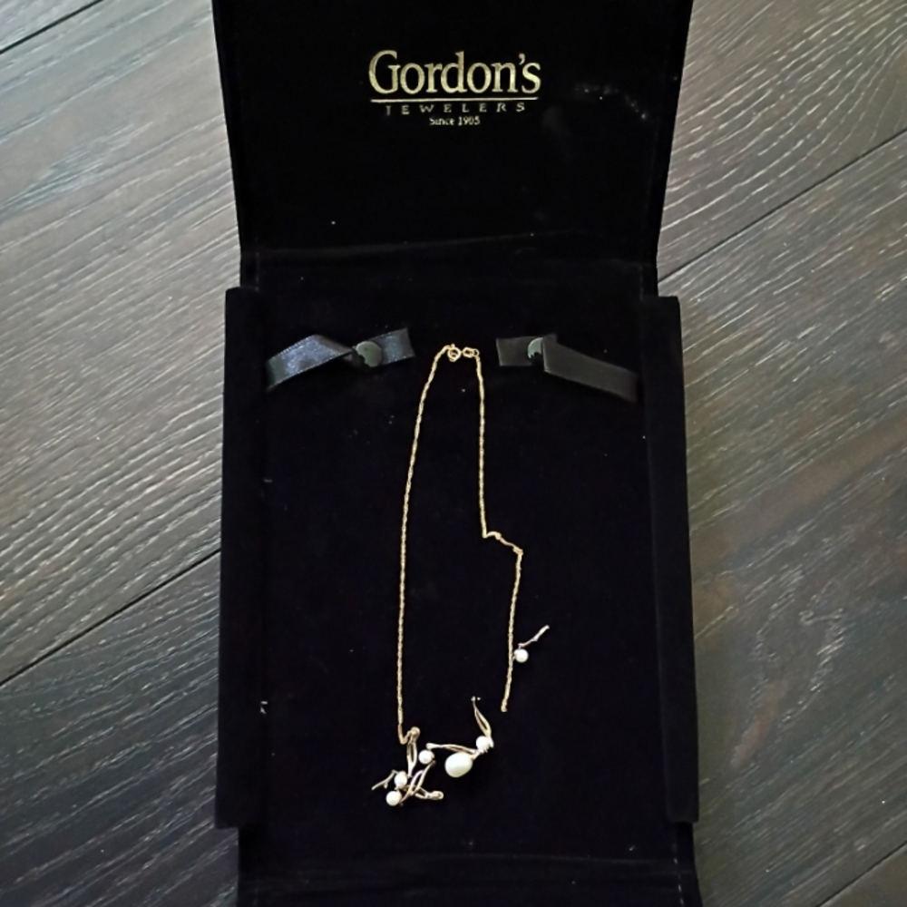 10k Gold With Pearls Necklace